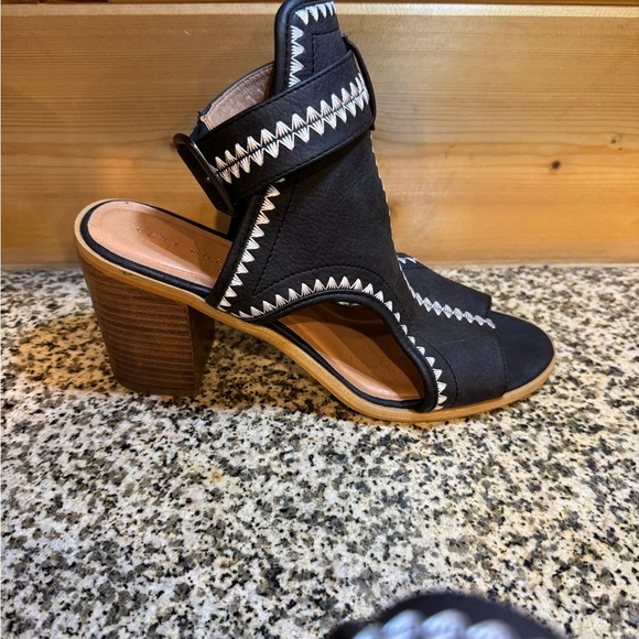 Very Volatile Black Size 9 Women's Heeled Sandals - Picture 6 of 10